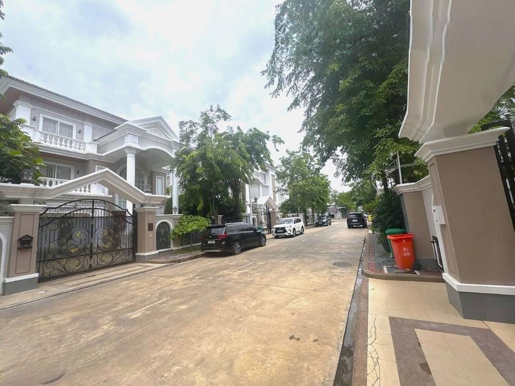 $732,000 Villa