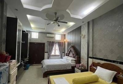 带5个停车位的House and lot出售