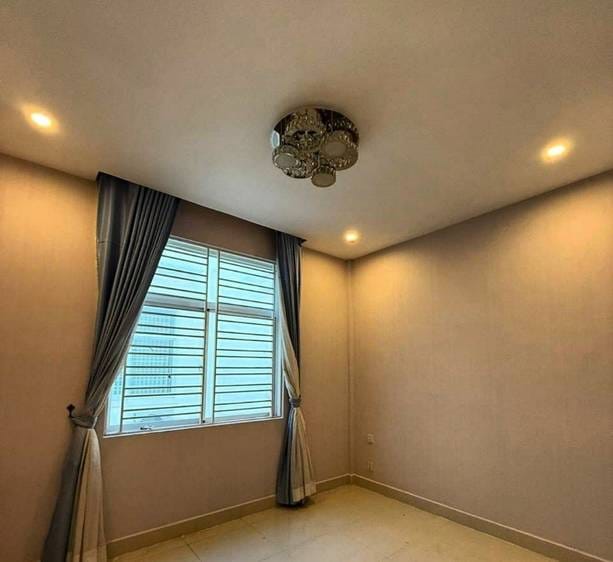 4卧室店屋出售，价格$330,000