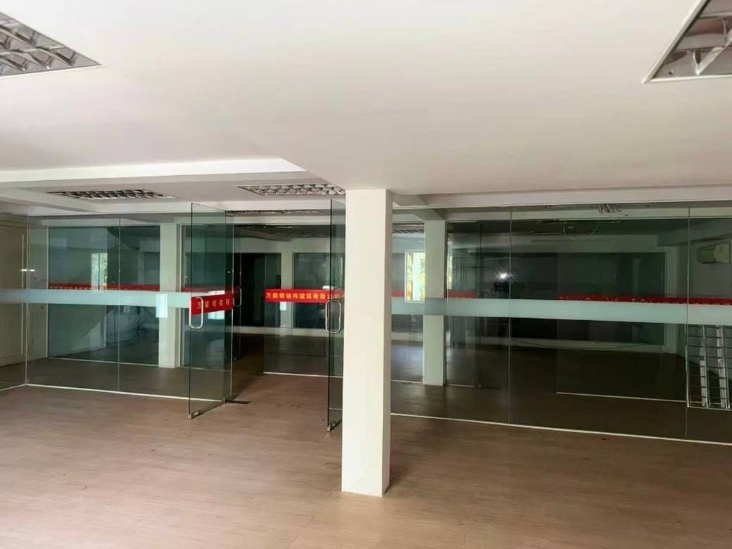 Dom z lokalem handlowym Na wynajem o powierzchni działki 108 m² za $3,800
