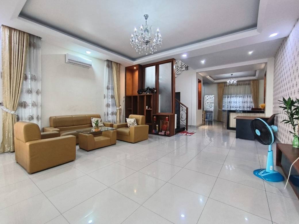 $320,000 Vila
