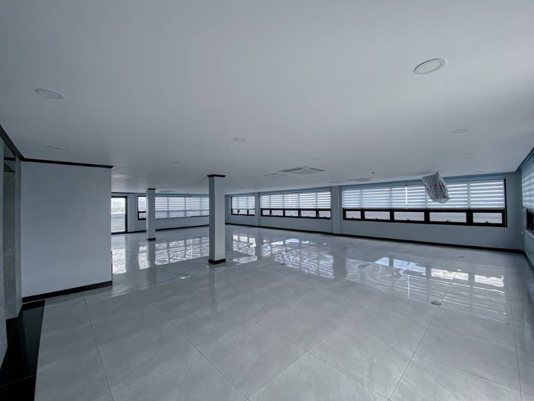 Biura Na wynajem o powierzchni mieszkalnej 335 m² w Sen Sok