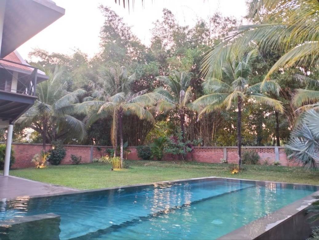 Villa À louer de 900 m² de terrain