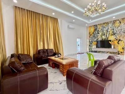 $1,300,000 Vila