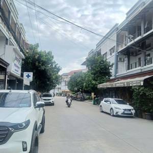 Shophouse For Sale with 4 Parking Space