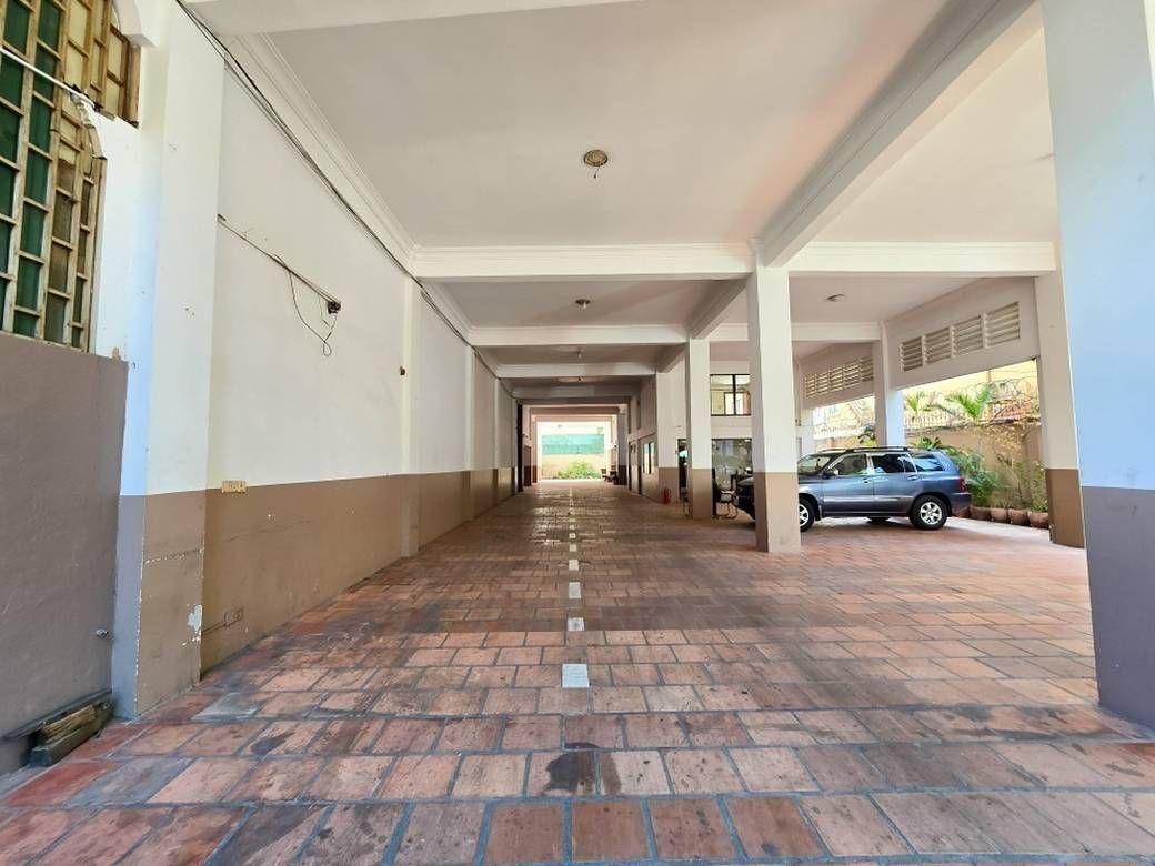 1,076 sqm Land Size Budova K pronájmu
