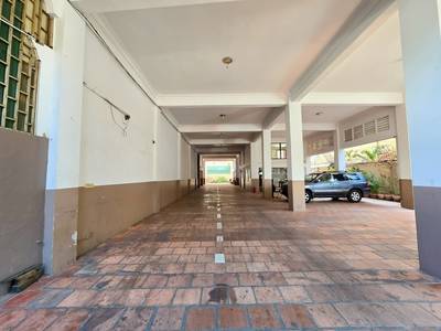 1,076 sqm Land Size Budova K pronájmu