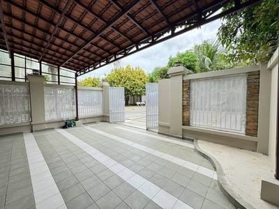 Borey Peng Huoth: The Star Platinum Athina | $1,600 Dvojvila