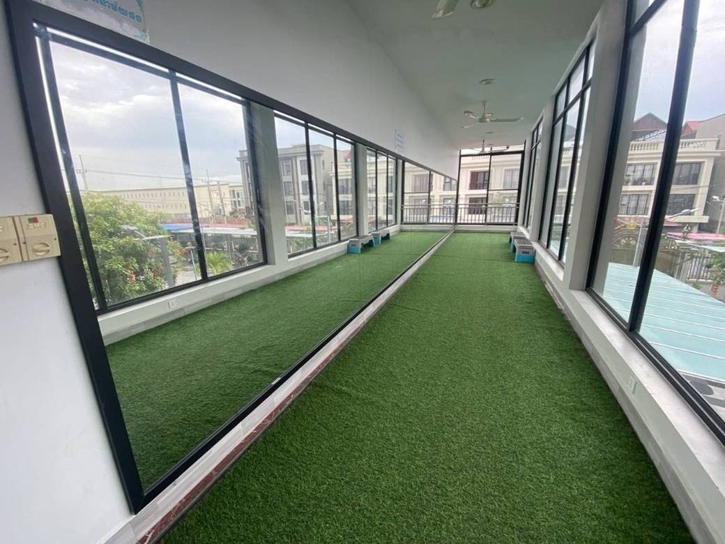 3,041 sqm Living Size Budova Na prodej in Sen Sok