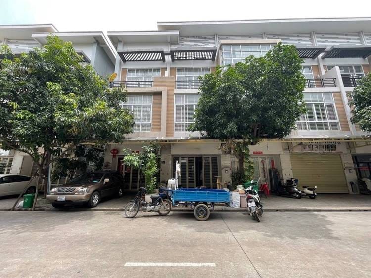 Nirouth, Chbar Ampov, Phnom Penh的店屋出售