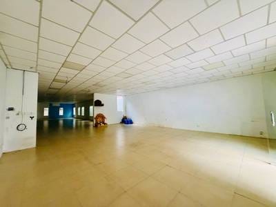 Maison-boutique À louer de 240 m² de terrain