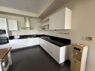 Appartement avec services À louer de 234 m² habitables à Chbar Ampov
