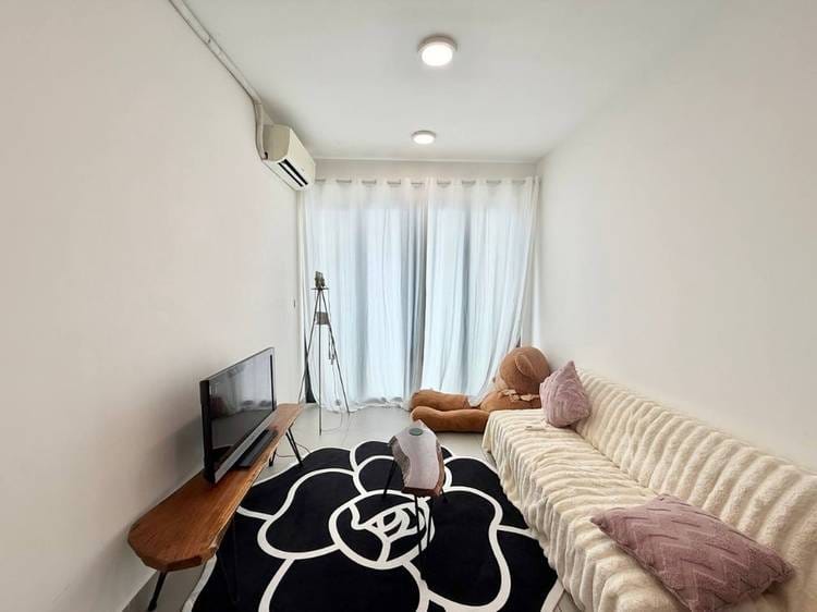 Fully Furnished 1-Bedroom Condo on High Floor – Move-In Ready
