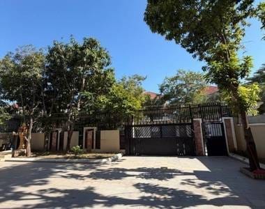Villa À louer de 525 m² de terrain