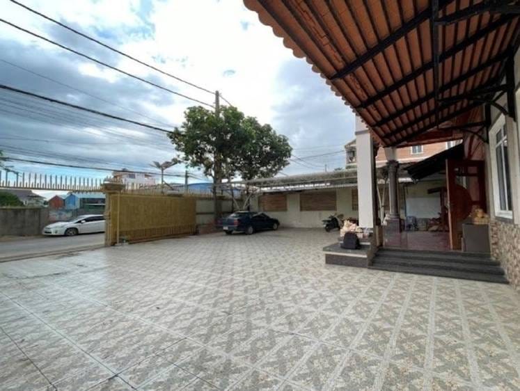$600,000 Vila