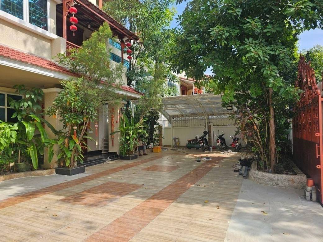 462.5 sqm Land Size Vila K pronájmu