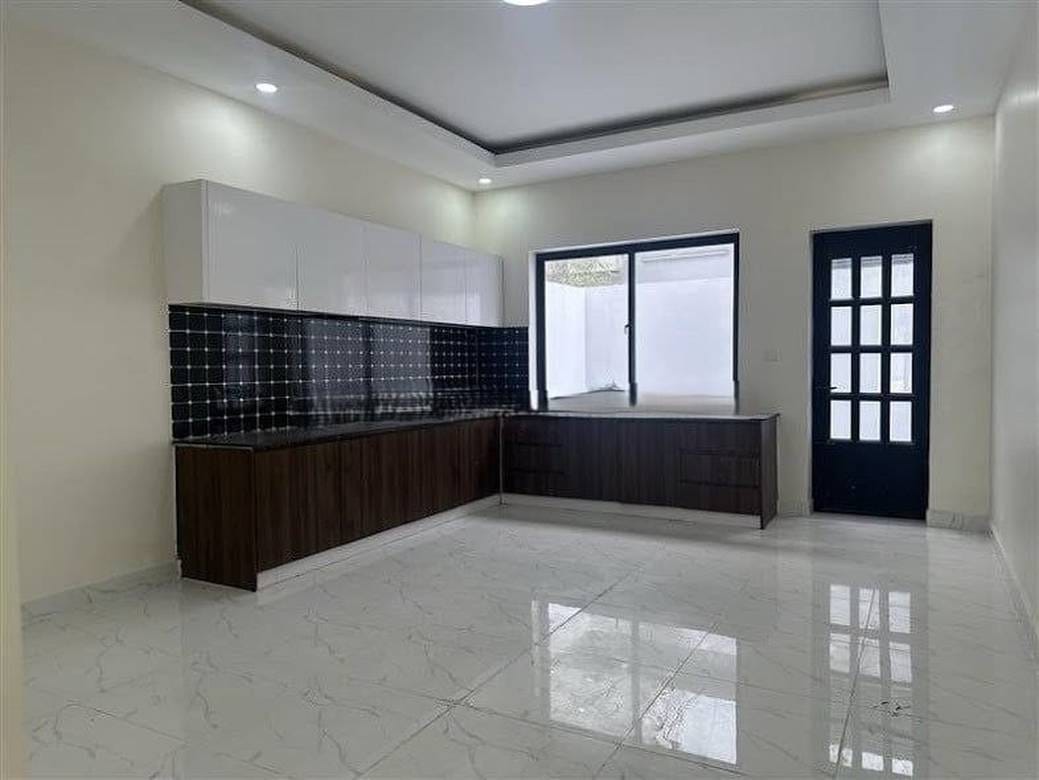 Dom z lokalem handlowym Na wynajem o powierzchni mieszkalnej 214.2 m² w Chbar Ampov