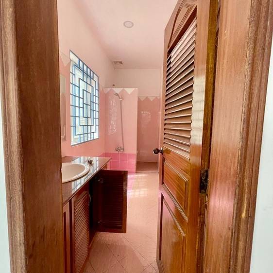 8 Bedrooms Villa For Rent for $2,000