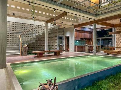 $240,000 Vila