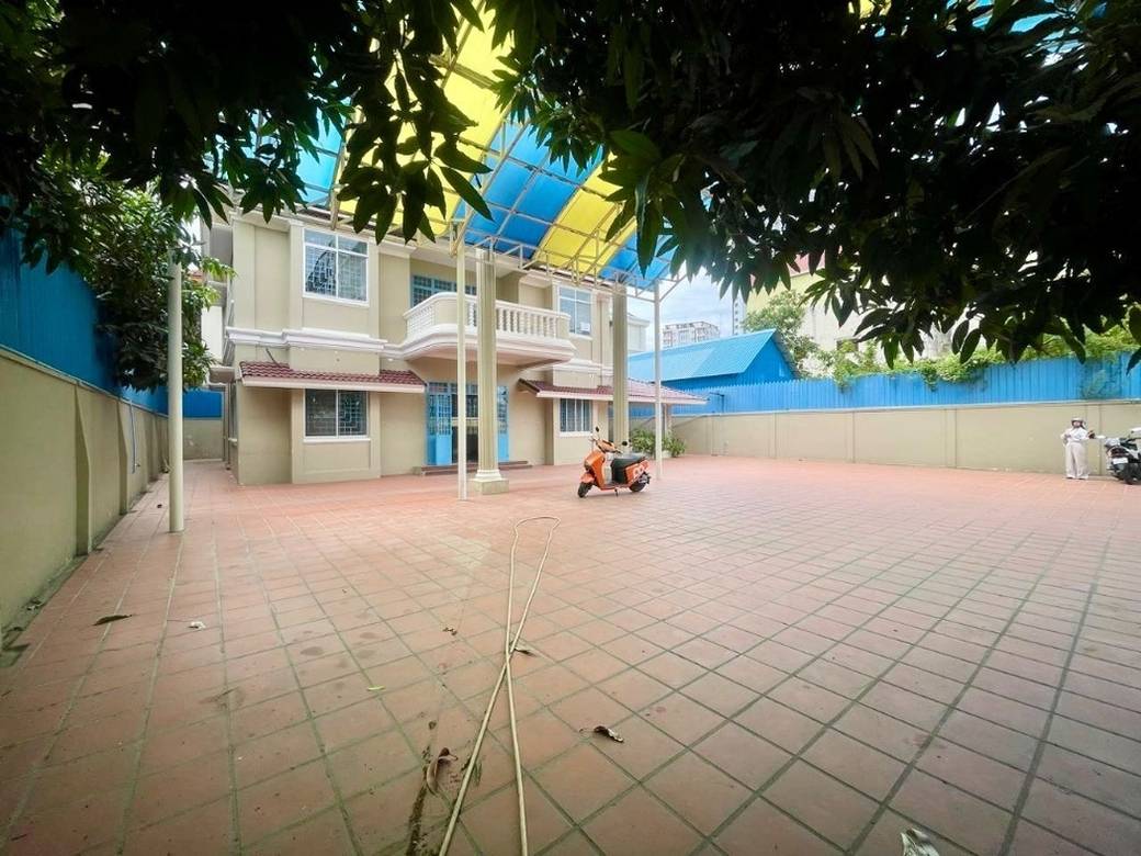 600 sqm Land Size Villa For Rent