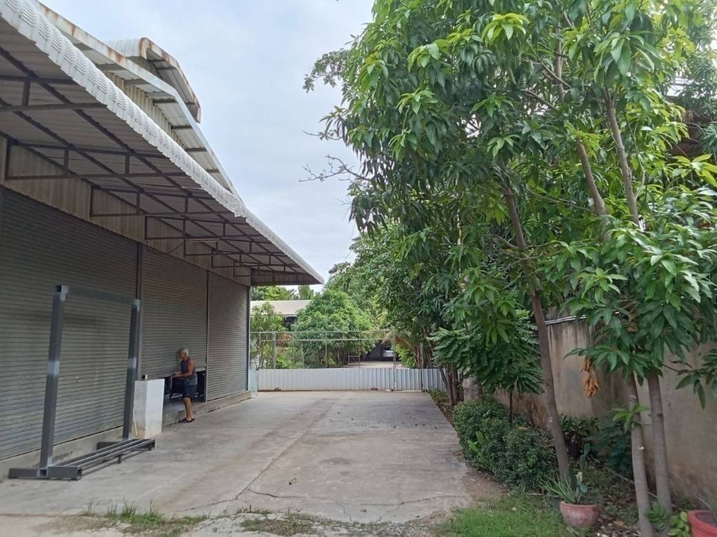 $2,898,000 Land