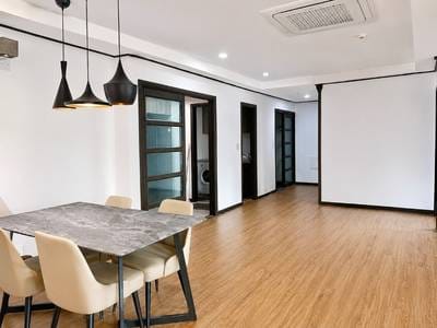 De Castle Royal Condominium | Zařízeno Condo Na prodej
