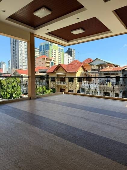 160 sqm Living Size Vila K pronájmu in 7 Makara