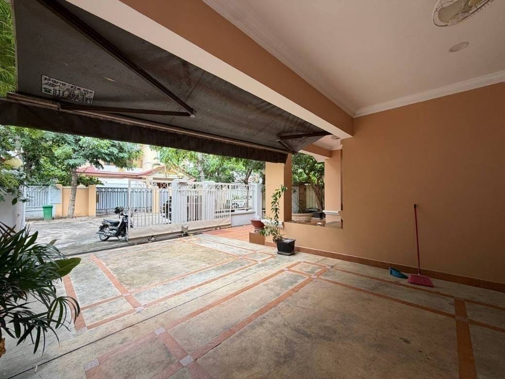 $2,900 Vila