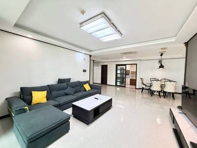 De Castle Royal Condominium | $340,000 Condo