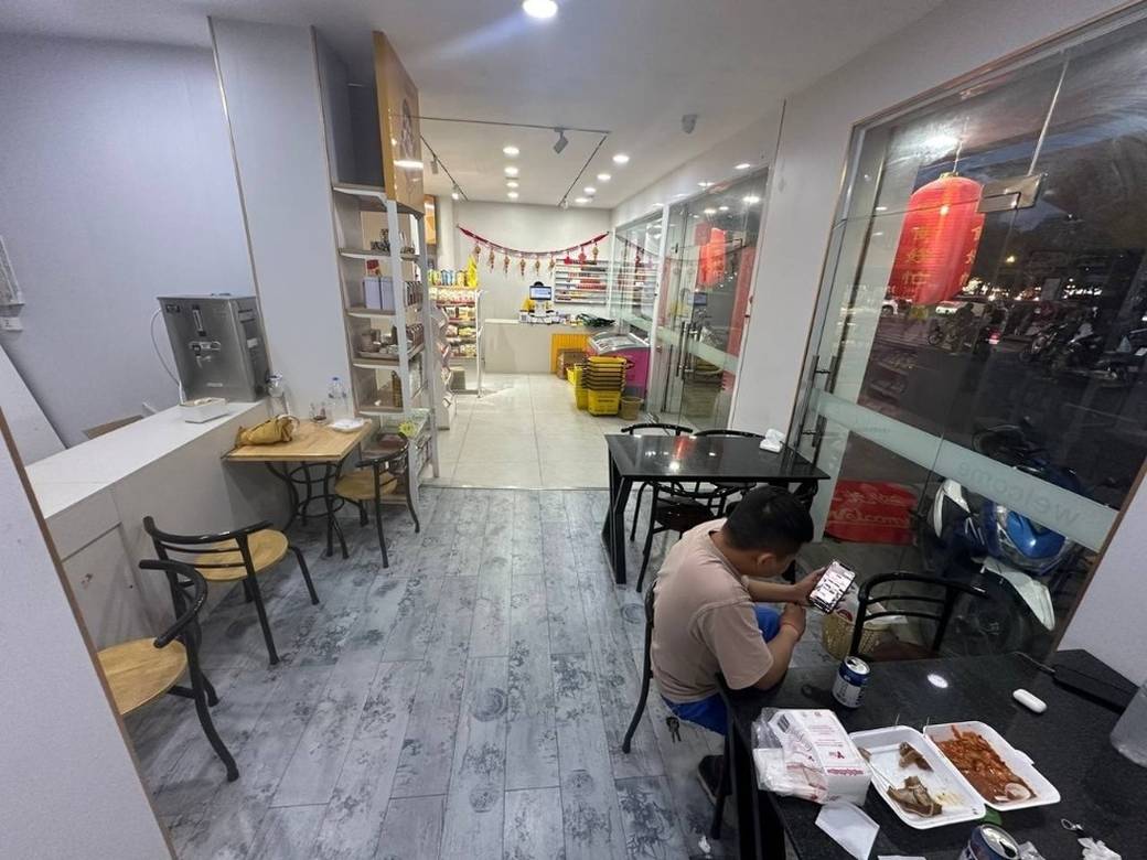 210平方米土地面积的CommercialShophouse出租，价格$3,900