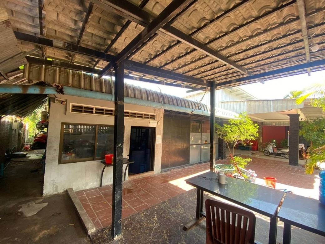 852 sqm Living Size Shophouse Na prodej in Prek Pnov