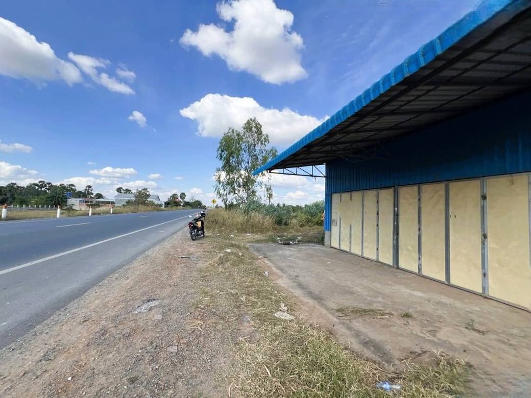 128 sqm Living Size Sklad Na prodej in Tram Kak