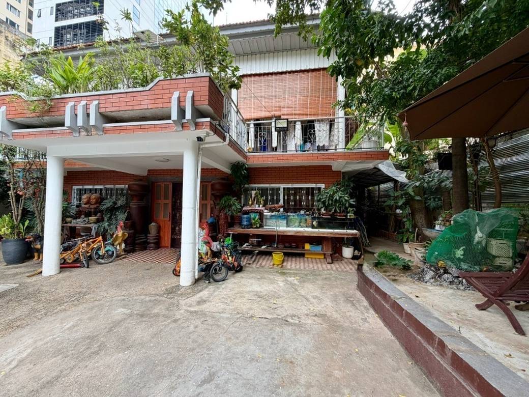 $2,600,000 Vila