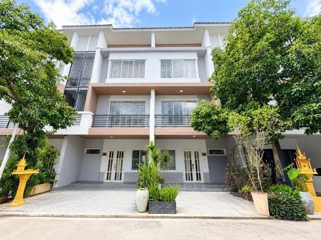 Maison en rangée À louer à Nirouth, Chbar Ampov, Phnom Penh