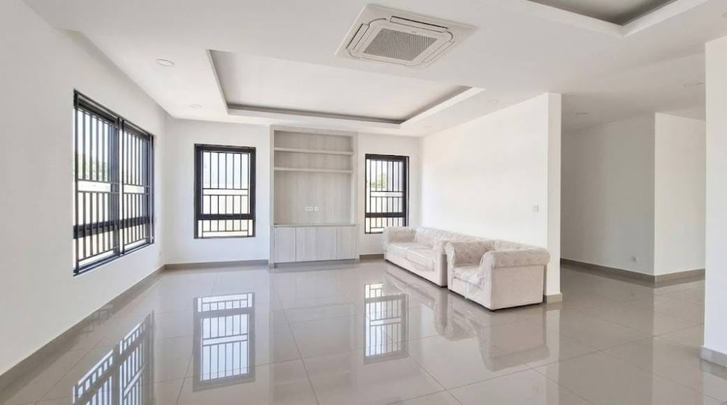 $499,999 Vila
