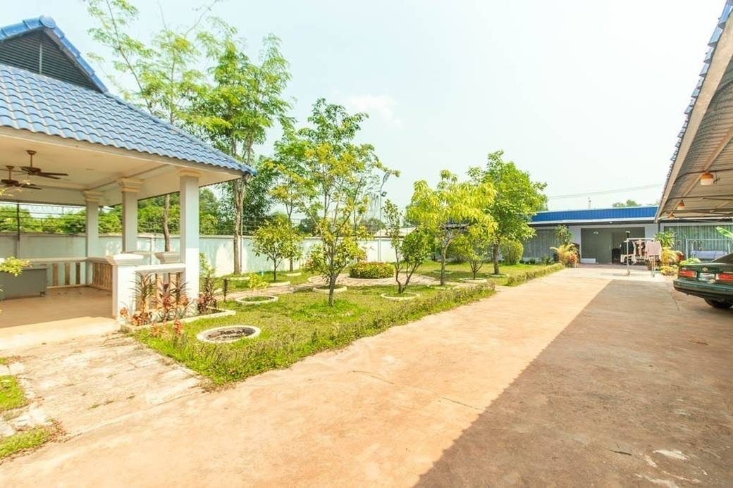 800 sqm Land Size House and lot K pronájmu