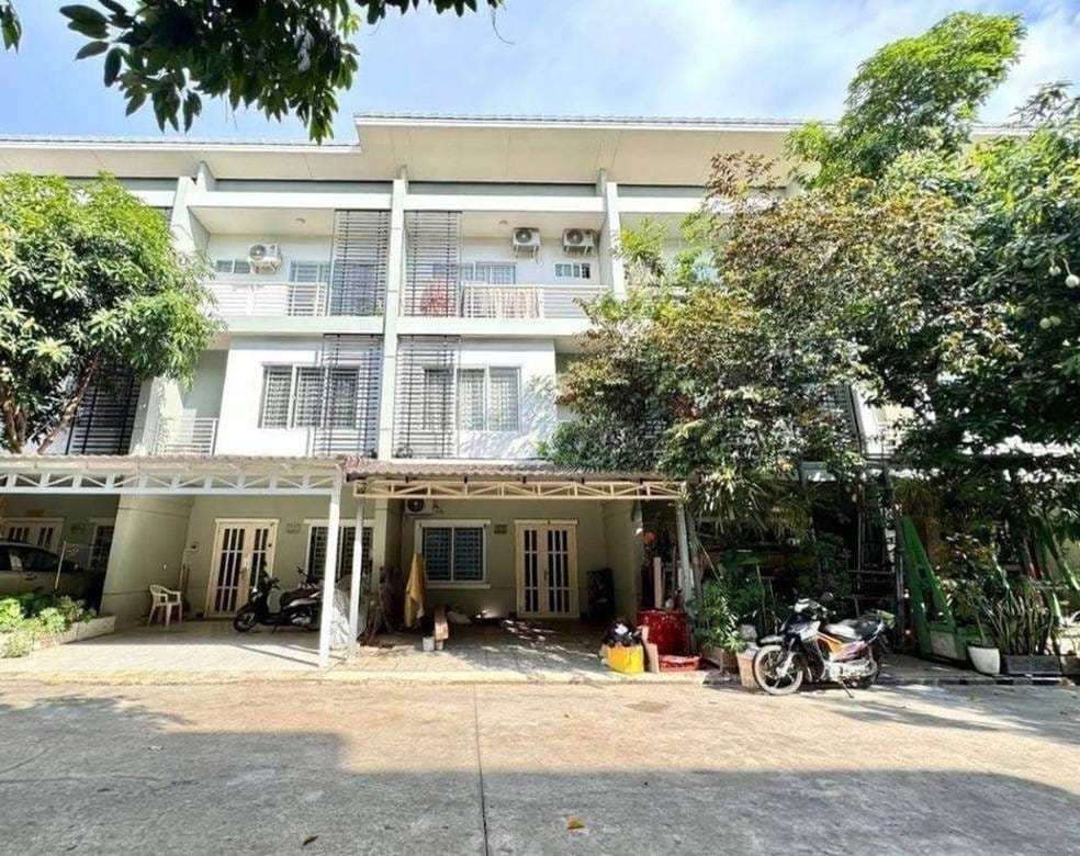 ลิงก์เฮ้าส์ สำหรับเช่า ใน Nirouth, Chbar Ampov, Phnom Penh