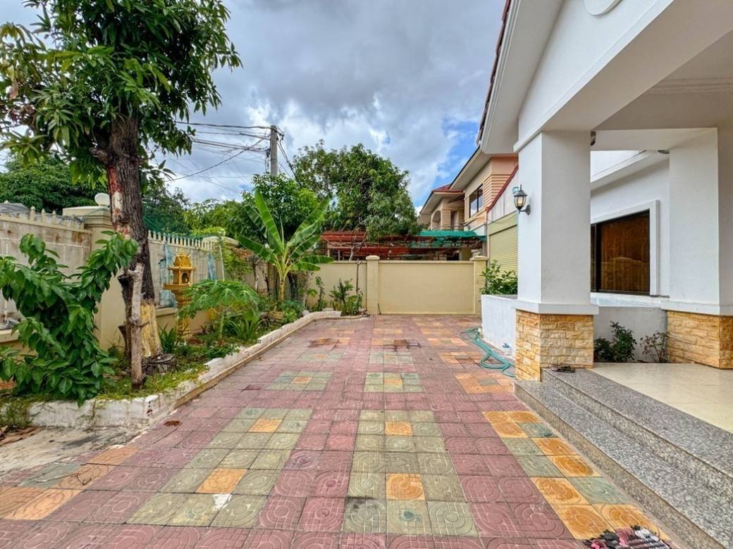 $1,300 Villa