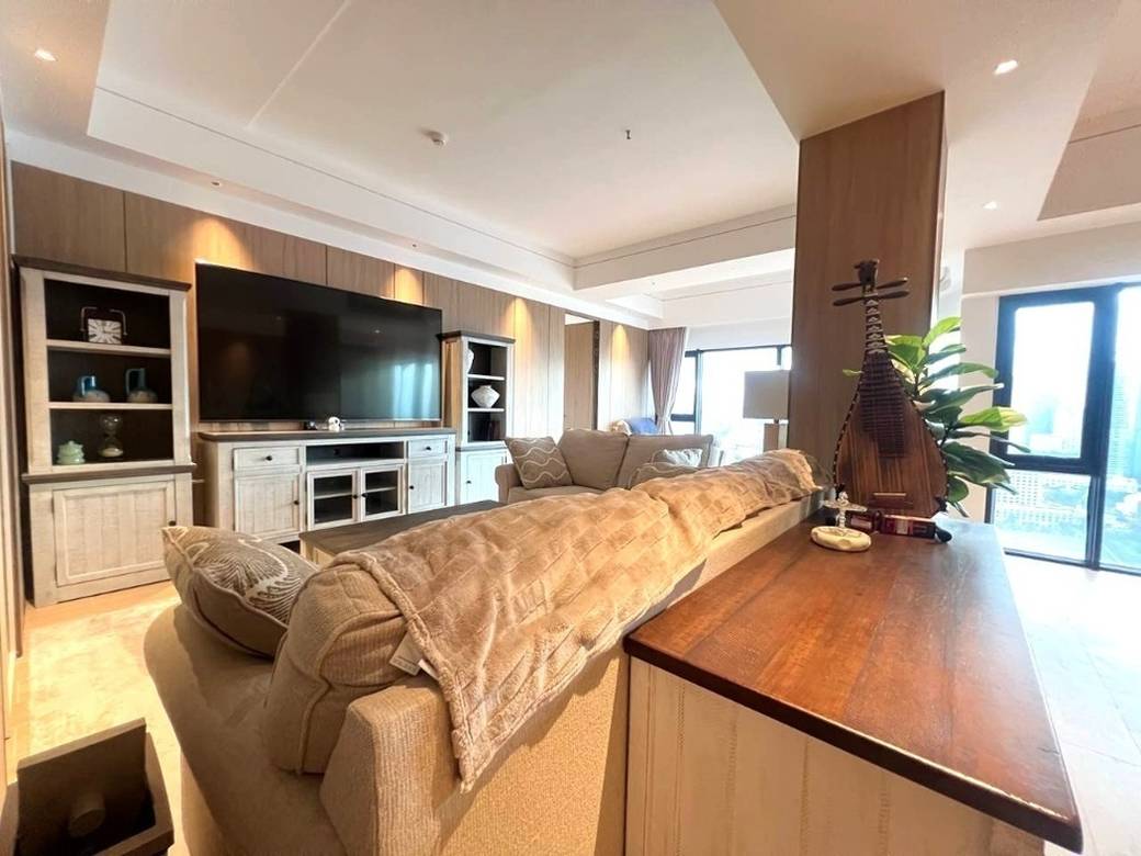 Vue Aston | Penthouse Na prodej in Chbar Ampov $580,000