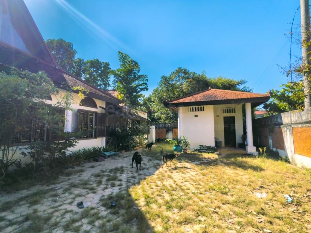 898 sqm Land Size House and lot Na prodej