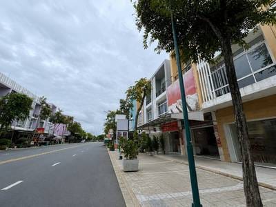240 sqm Living Size Shophouse Na prodej in Chbar Ampov