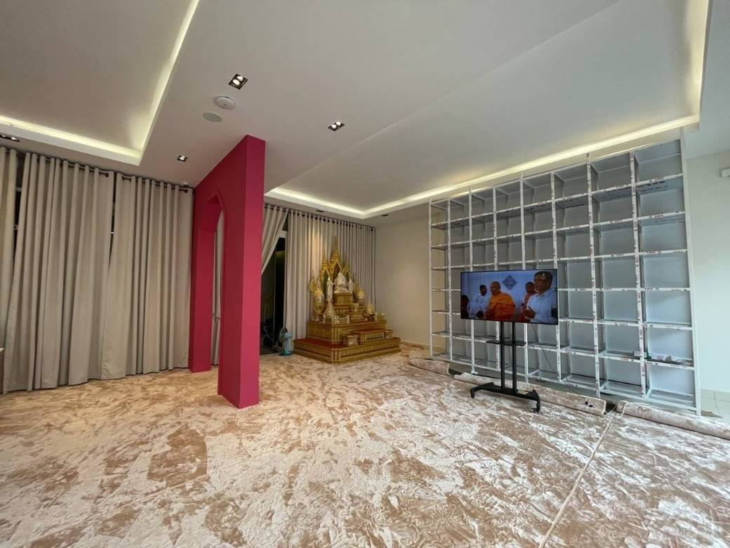 93 sqm Land Size Shophouse Na prodej