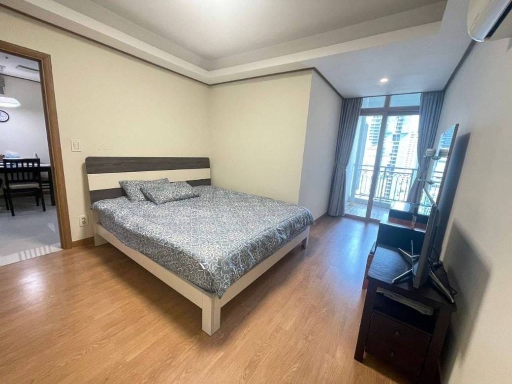 Spacious 1-Bedroom Condo in De Castle Royal – Prime BKK1