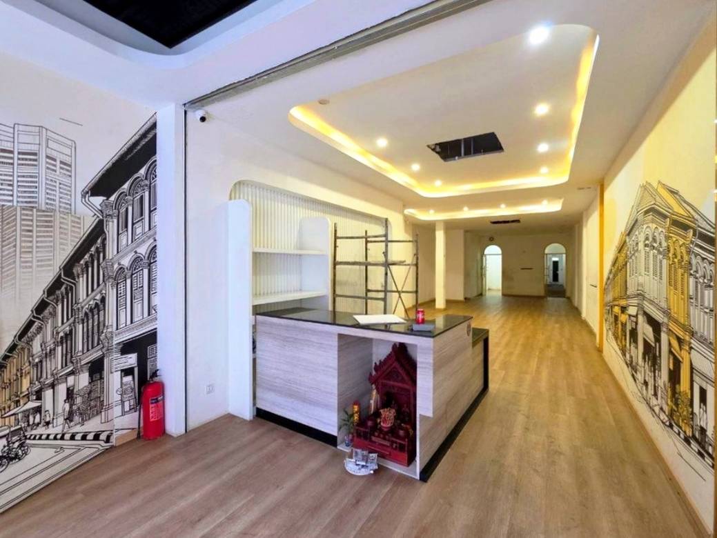 Prime Location Shophouse For Rent at BKK1