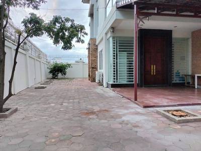 432 sqm Living Size Vila K pronájmu in Sen Sok
