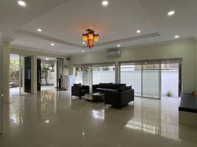 $1,800 Vila