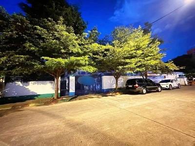 Bâtiment À louer de 1,200 m² de terrain