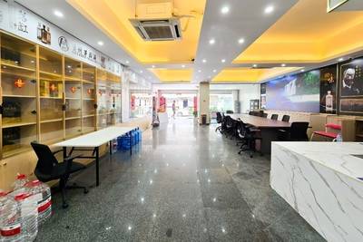 Building For Rent with 4 Parking Space