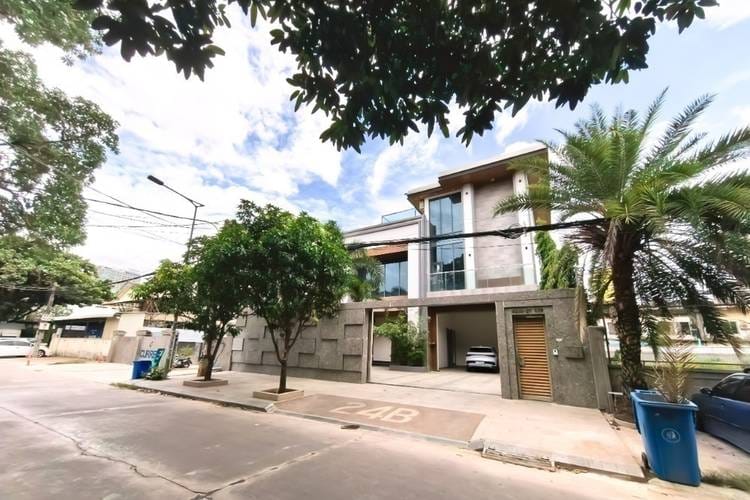 Villa For Sale & Rent in Boeung Kak 2, Toul Kork, Phnom Penh