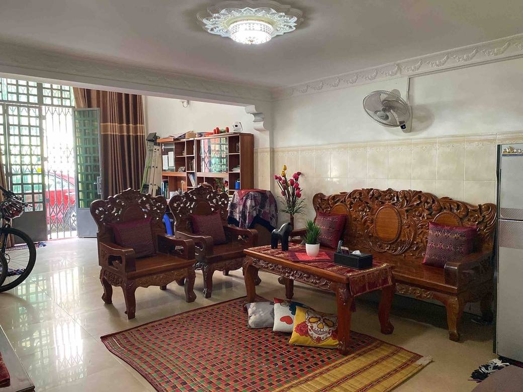 주차 공간 1면이 있는 단층집 For Sale & Rent
